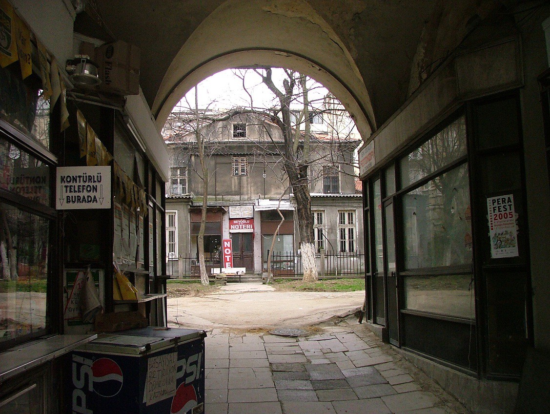 Binada yaşamış olanlar arasında Ahmet Hamdi Tanpınar, Aliye Berger ve Bedri Rahmi Eyüboğlu gibi sanat ve yazın hayatımızın ünlü isimleri de yer aldı.