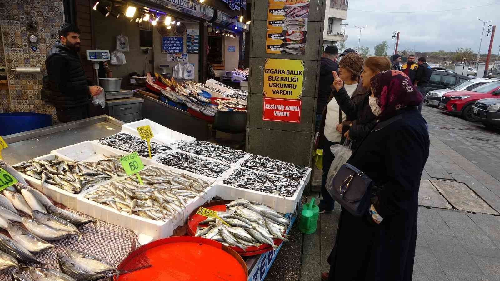 Hamsi Trabzon açıklarına ulaşınca tezgahlardaki yerli hamsiye ilgi arttı